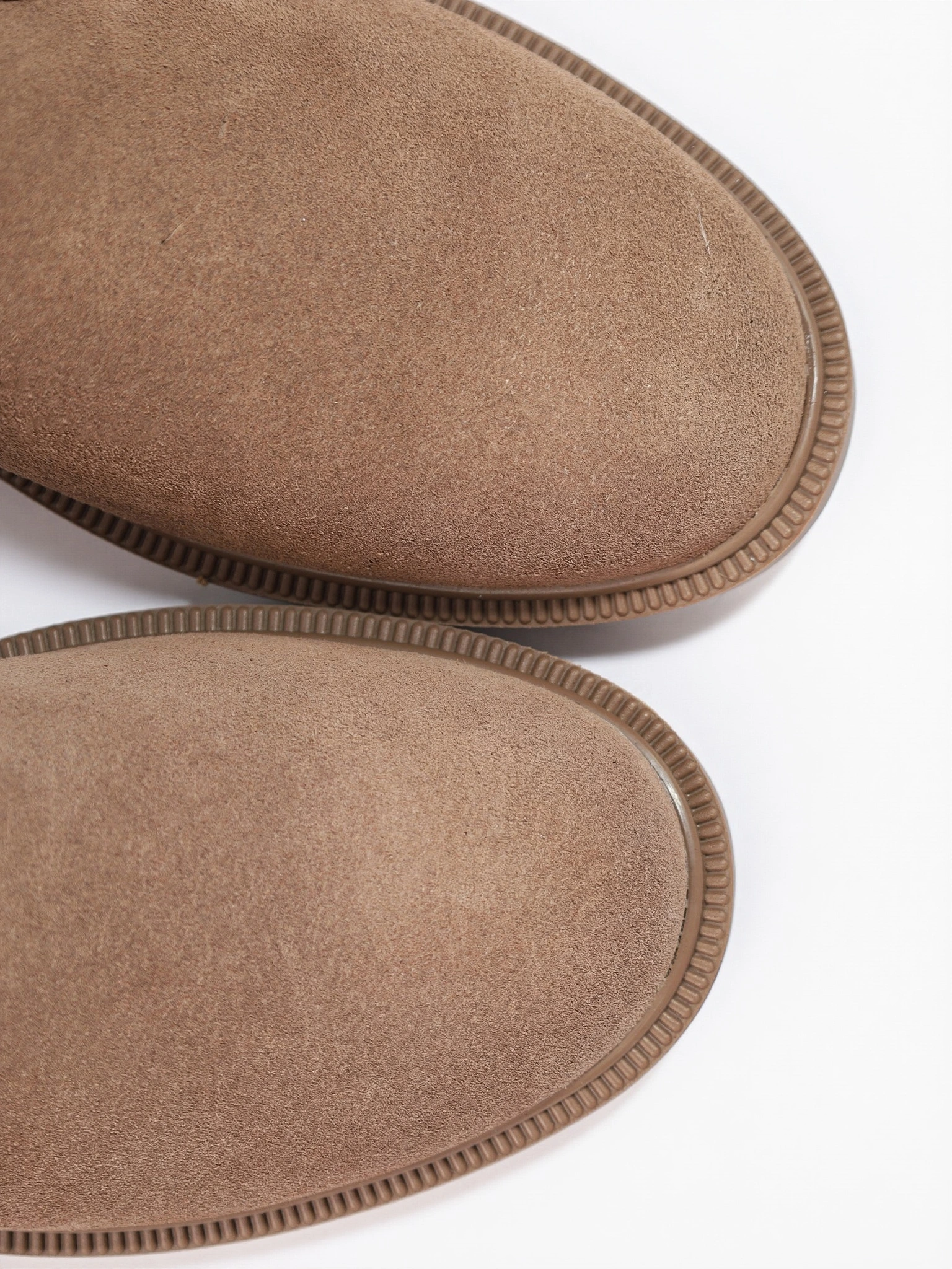 Ботинки бежевого цвета на шнуровке из натуральной замши